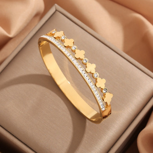 CHUNKY GOLD CLOVER BANGLE